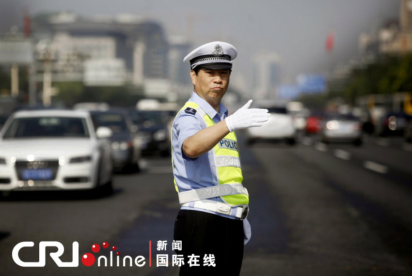 2011年7月30日,北京长安街南长街路口,市交管局局长宋建国在指挥交通.